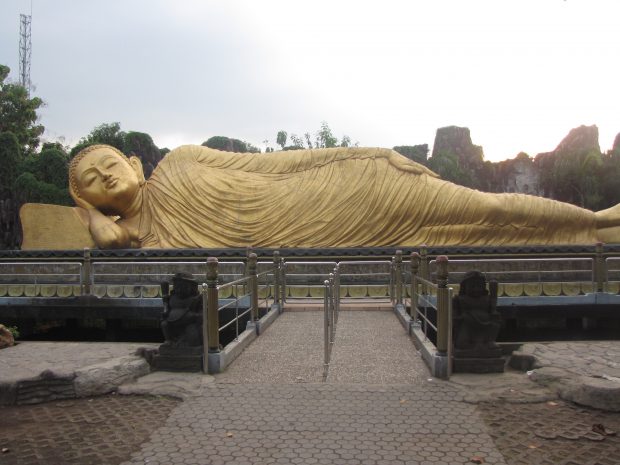 Trečia pagal dydį pasaulyje Miegančio Budos statula, Majakerta, Jawa Wétan. Mindaugo Peleckio nuotr.