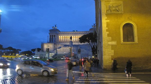 Visi keliai veda į vieną miestą. Mindaugo Peleckio nuotr.