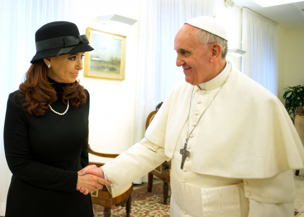 „Atpažinimo simbolis… na, tarkim, tam tikras rankos paspaudimas, tam tikras rankos laikymas tam tikru momentu.“ Argentinos prezidentė Cristina Fernández de Kirchner ir popiežius Pranciškus.