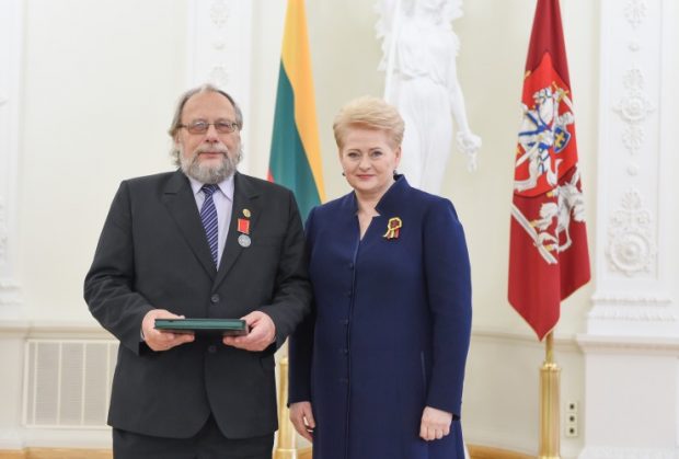 Lietuvos Respublikos Prezidentė Dalia Grybauskaitė ir rašytojas Leonas Peleckis-Kaktavičius. Roberto Dačkaus nuotr.