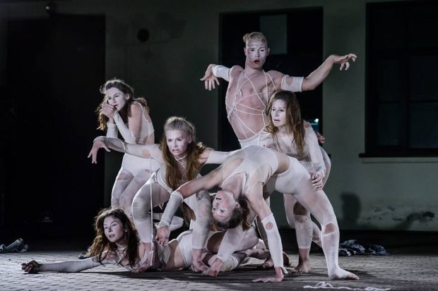 Vienintelis Lietuvoje butō šokio teatras „Okarukas“ pristatys šokio teatro performansą „Hereafter“. Šio spektaklio idėjos autorė – Amsterdamo ir Paryžiaus scenoje jau įsitvirtinusi šiuolaikinio meno kūrėja Inga Cholmogorova, žinoma kūrybiniu slapyvardžiu Sakurako.